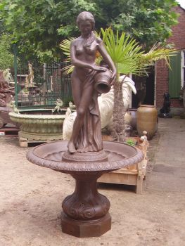 A195 Brunnen, Frau mit Emphore