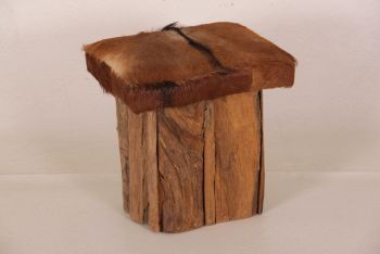 Ziegenfellhocker mit Holzklotzgestell 047x047x037 cm