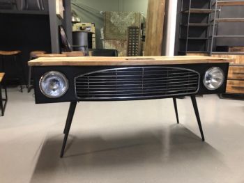 Industrieller Schreibtisch mit leuchtenden Scheinwerfern