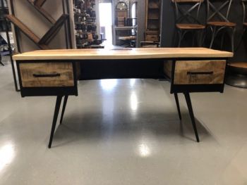 Industrieller Schreibtisch mit leuchtenden Scheinwerfern