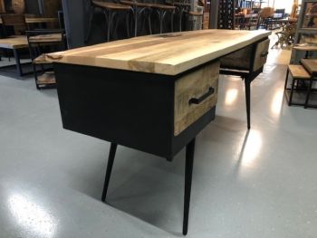 Industrieller Schreibtisch mit leuchtenden Scheinwerfern