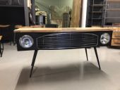 Industrieller Schreibtisch mit leuchtenden Scheinwerfern